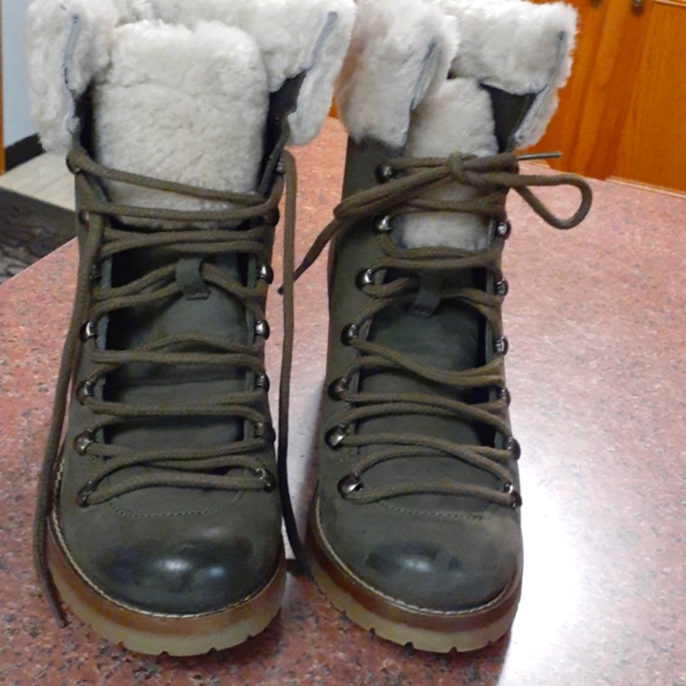 Steve madden lace up boots size 8 1/2. Sueded leather like material olive - Picture 1 of 4